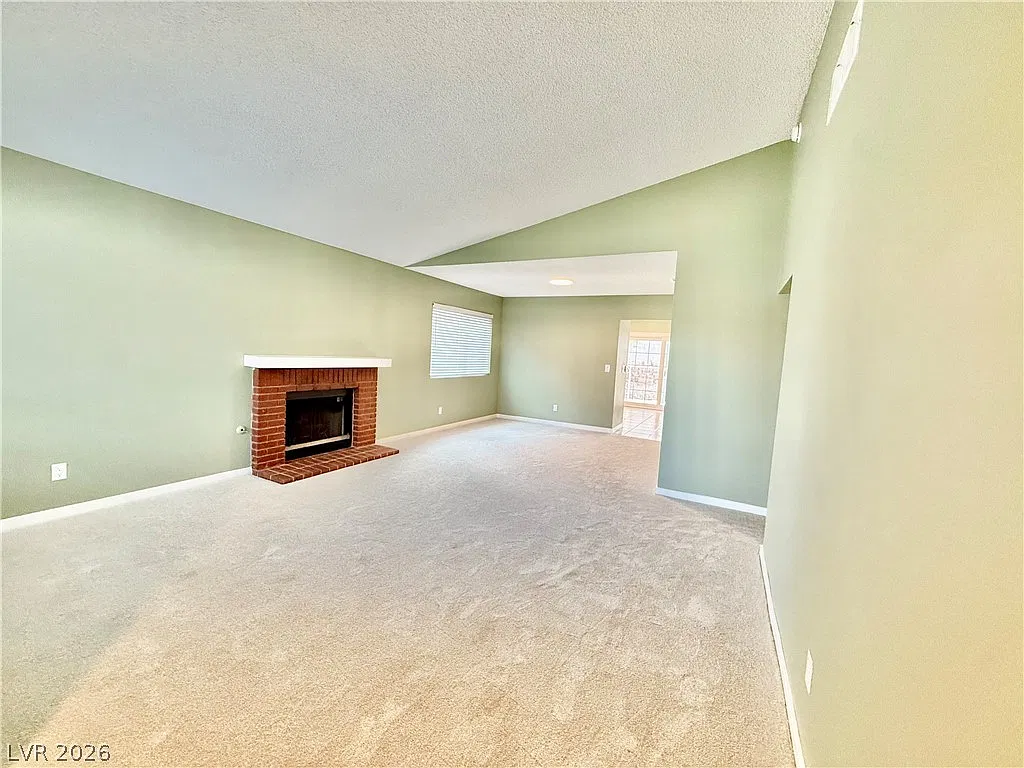 3 bed, 2.0 bath, 1368 sqft, $2,400 — Photo 4