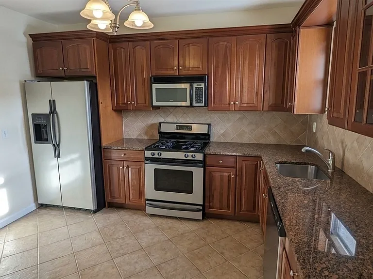 1084 Chestnut St #1 — Photo 5