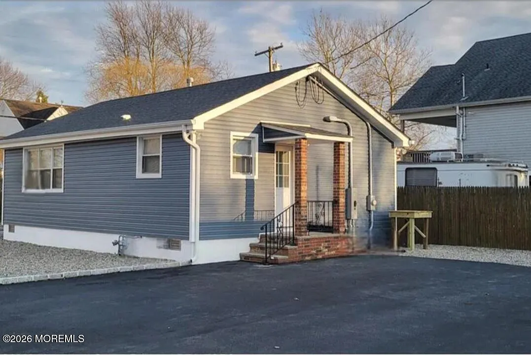 700 Anglesea Ave photo 1