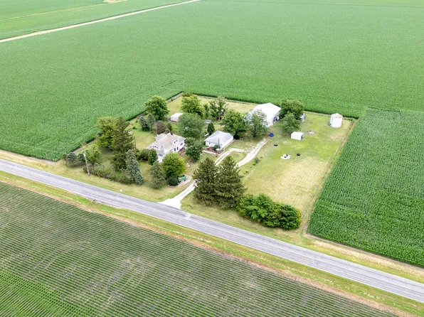 980 E 11th Rd, Wenona, IL 61377