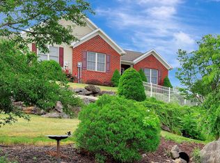 1522 Spring Side Dr E, Chambersburg, PA 17202