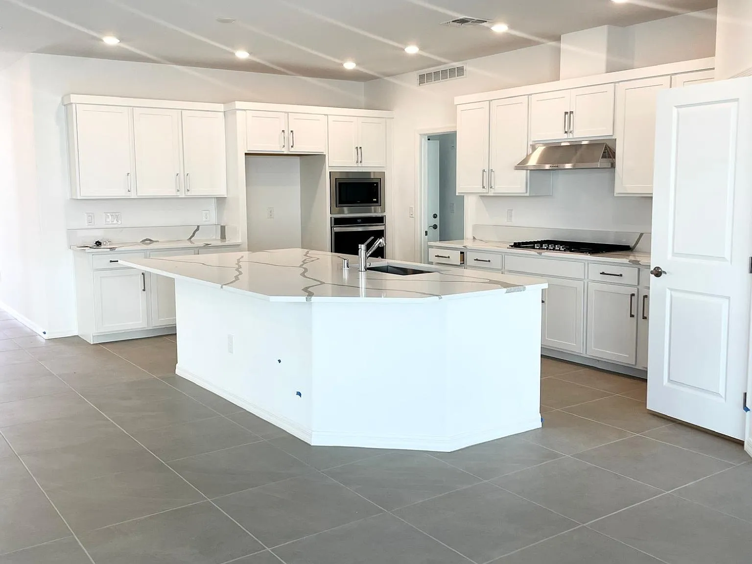 4 bed, 3.5 bath, 3025 sqft, $3,400 — Photo 2