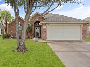 1239 Clearwater Dr, Grand Prairie, TX 75052