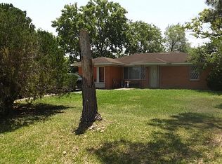 307 Agnes St, El Campo, TX 77437