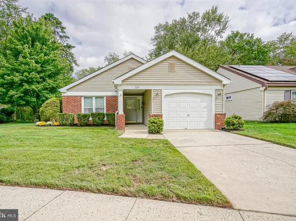 220 N Plymouth Ct, Vincentown, NJ 08088