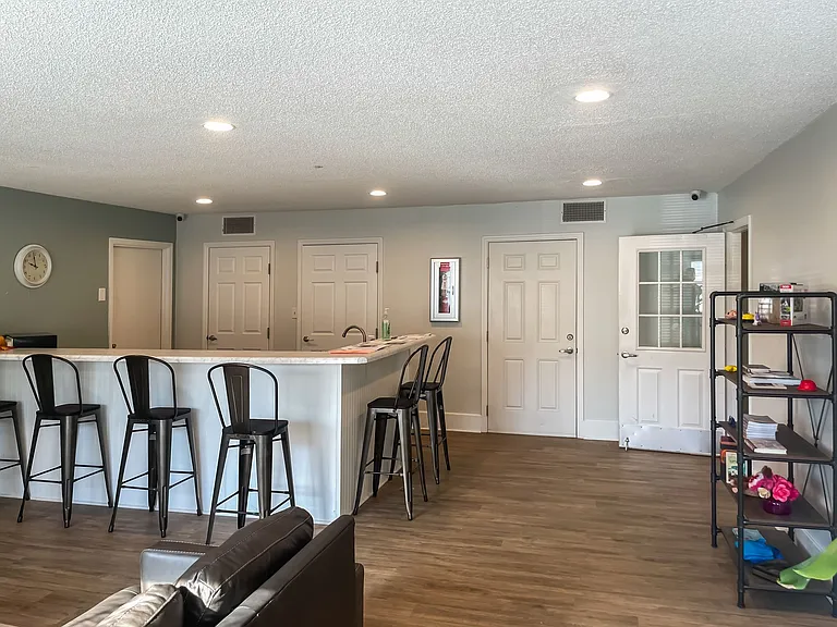 Turnberry Square Apartments — Photo 13