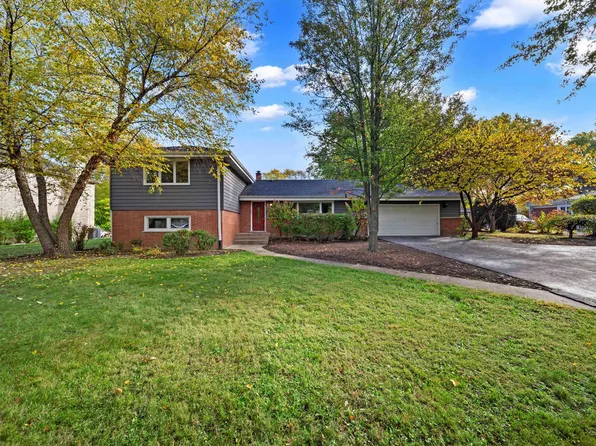 105 E Elaine Cir, Prospect Heights, IL 60070