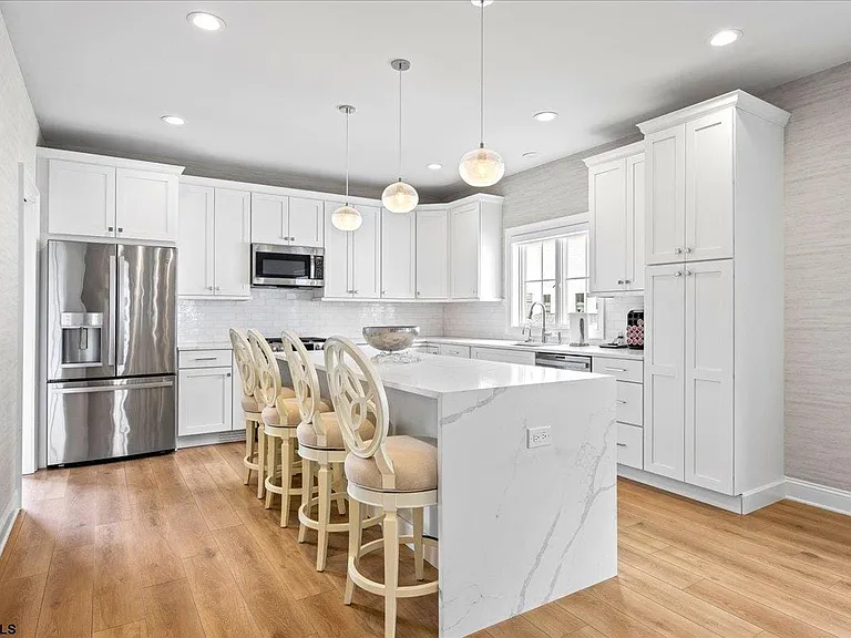 208 N Surrey Ave — Photo 5