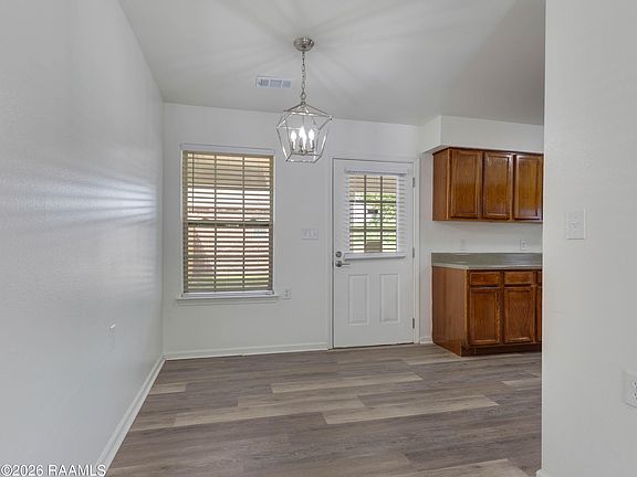 4th image of 906 W End Dr