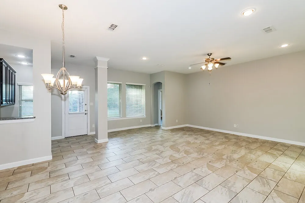 4 bed, 3.0 bath, 2375 sqft, $2,425 — Photo 4