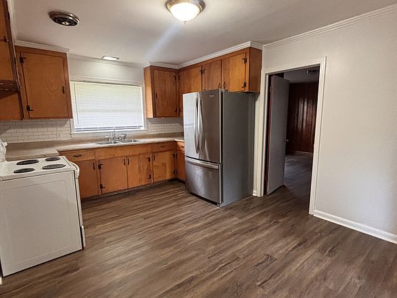 5th image of 210 N Edgewood Dr