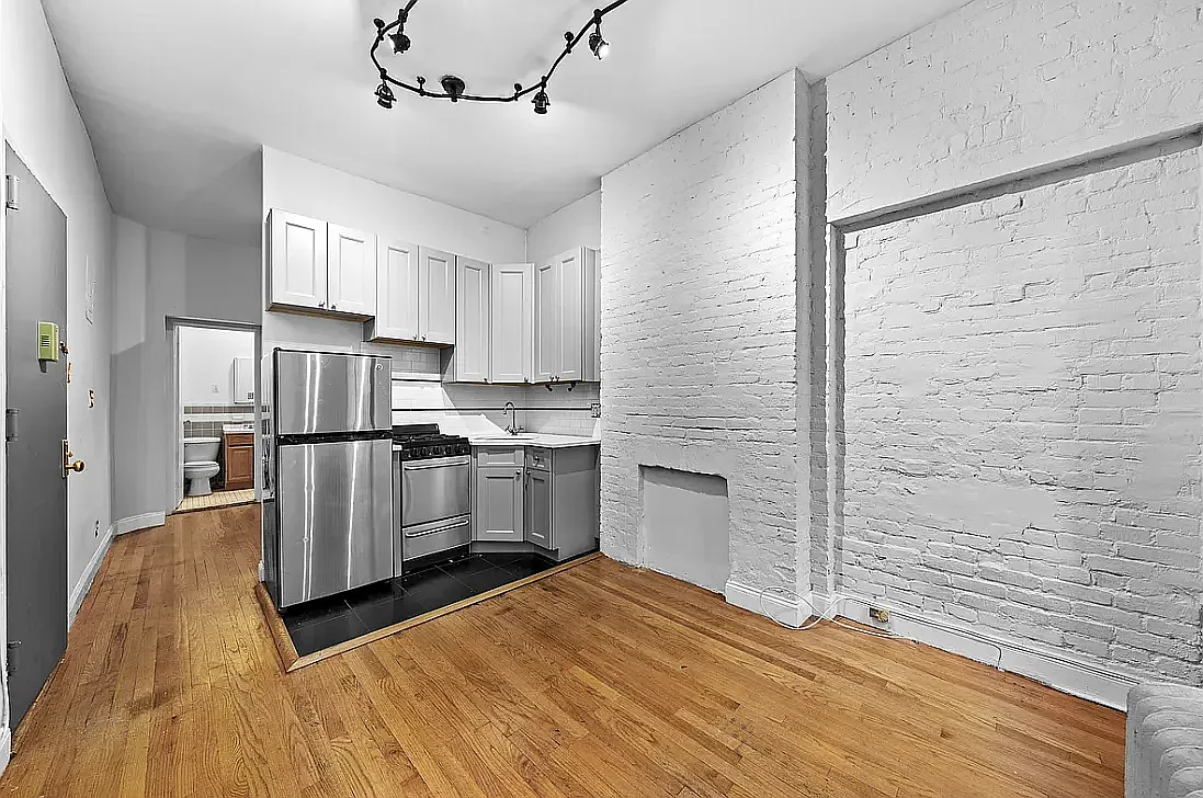 99 Perry Street — Photo 2