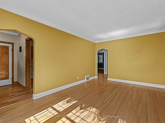 4th image of 572 Murray St