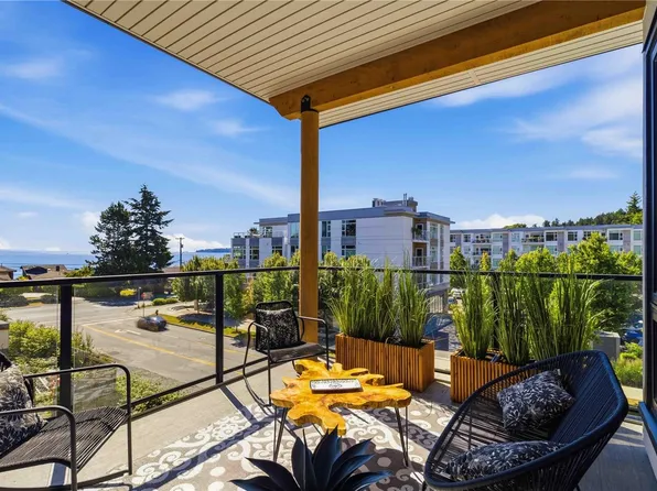 990 Doumac Ave #306, Saanich, BC V8Y 1M4