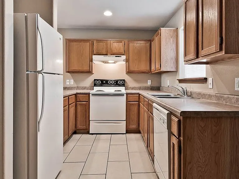 2215 Hidden Lake St — Photo 3