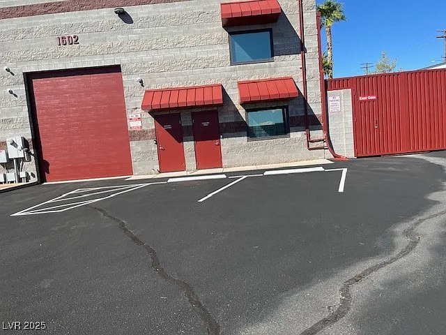 Building Photo - 1602 Foothill Dr #0