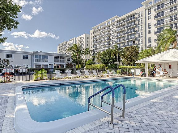 5th image of 6469 Bay Club Dr APT 4