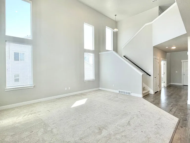 446 N Hillview Dr — Photo 7