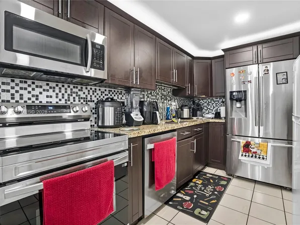 9403 SW 76th St APT Y17, Miami, FL 33173