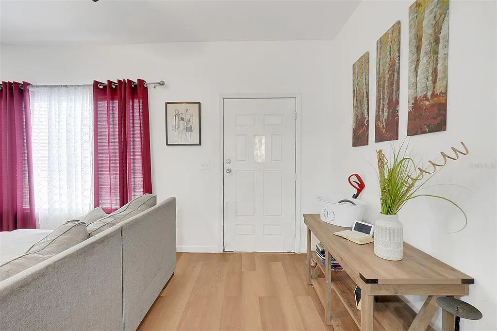 2 bed, 1.0 bath, 1032 sqft, $1,700 — Photo 3
