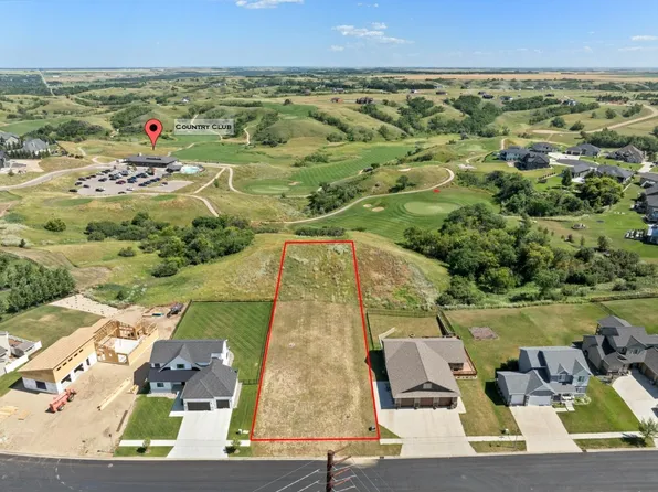 1724 Valley Bluffs Dr SE, Minot, ND 58701