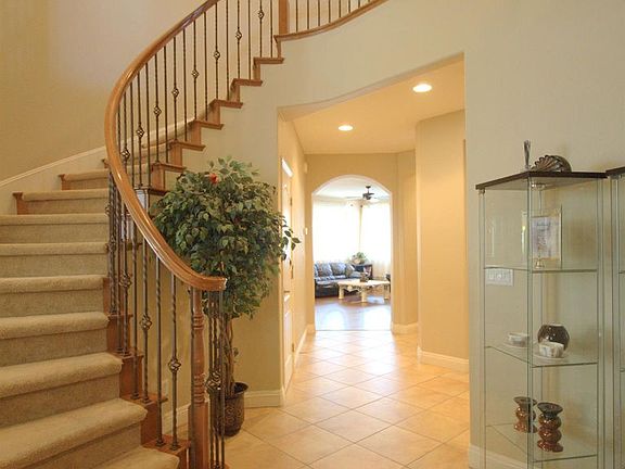 4th image of 2564 Summerland Way