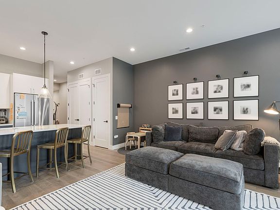 3rd image of 2423 W Fullerton Ave #3A