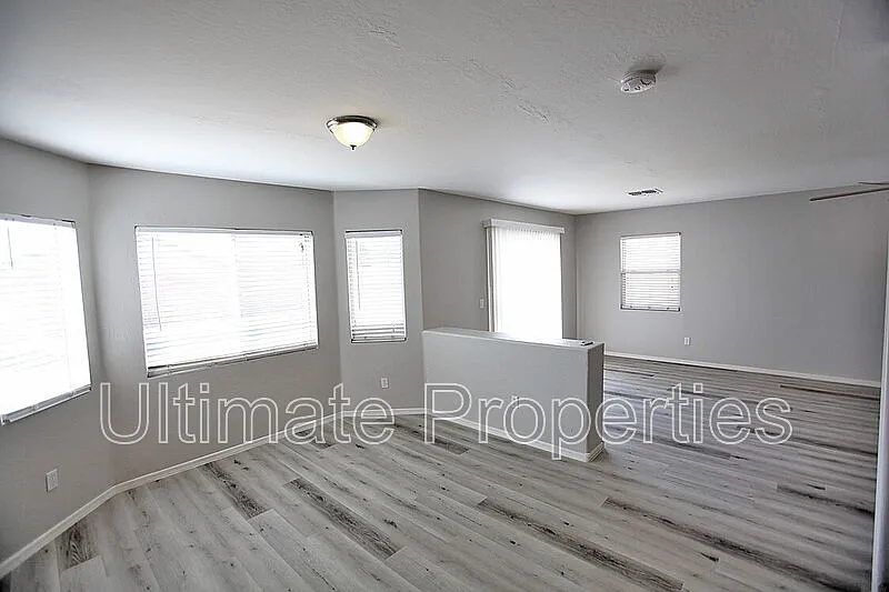 3 bed, 2.5 bath, 1776 sqft, $1,795 — Photo 3