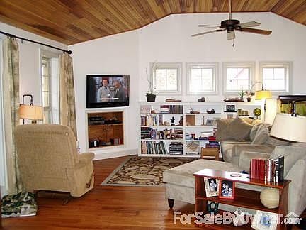 wood vaulted ceiling.. oak floors
						:
						this is a new room added in '09
