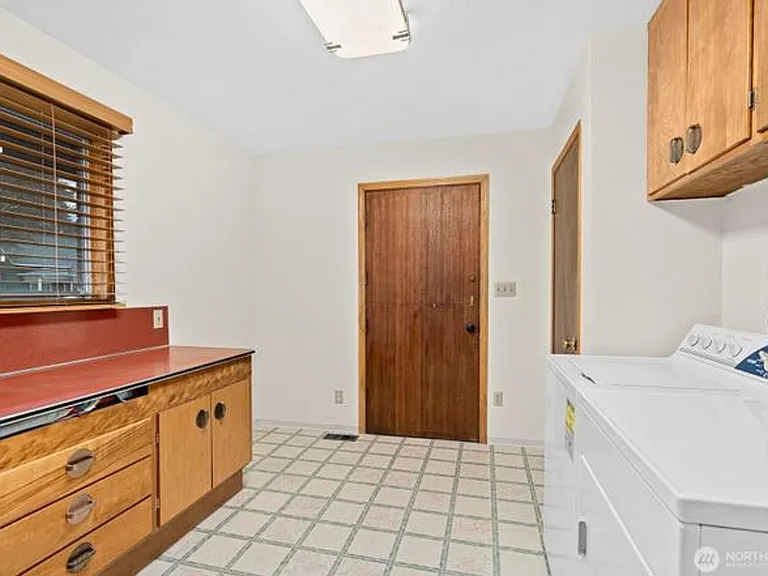 501 N Oak St — Photo 21