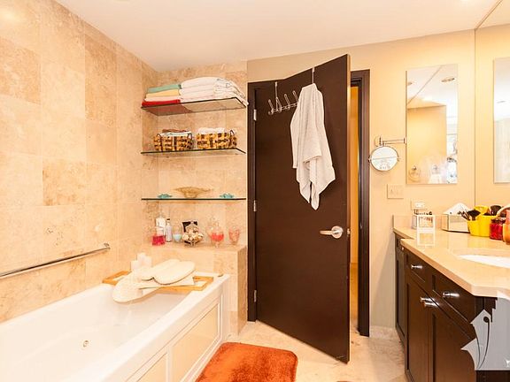 5th image of 132 N Garland Ct #1209