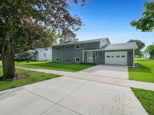 902 S 3rd St, Oregon, IL 61061