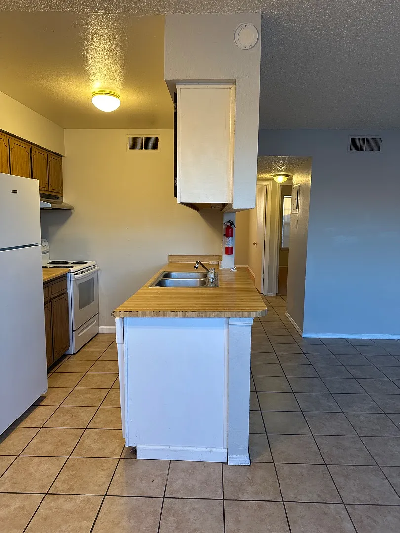 920 San Pedro Drive Southeast - 920-4 — Photo 3