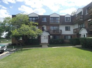 4202 Central Rd APT 1F, Glenview, IL 60025