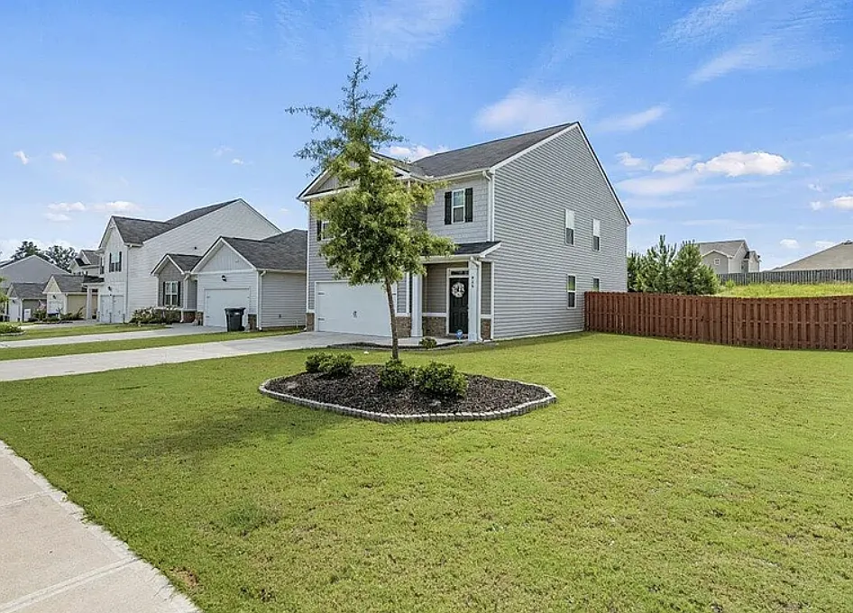 5 bed, 3.0 bath, 2400 sqft, $2,500 — Photo 2