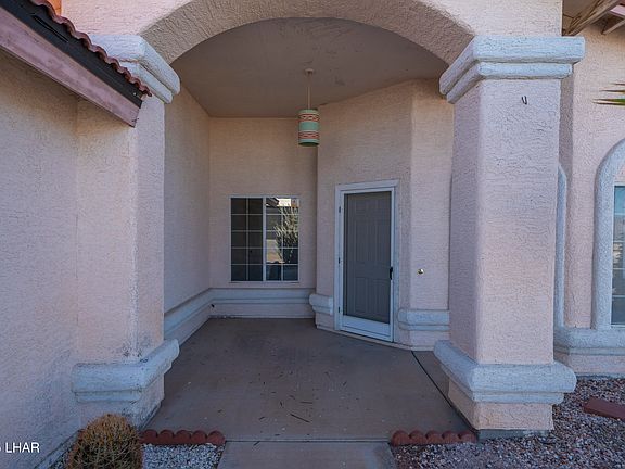 4th image of 2360 Holly Ave