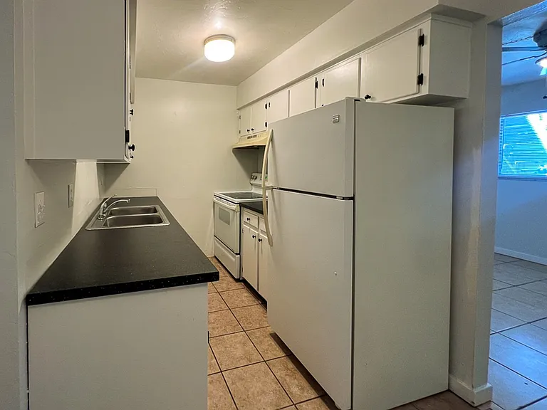 630 SW 67th Ter — Photo 9