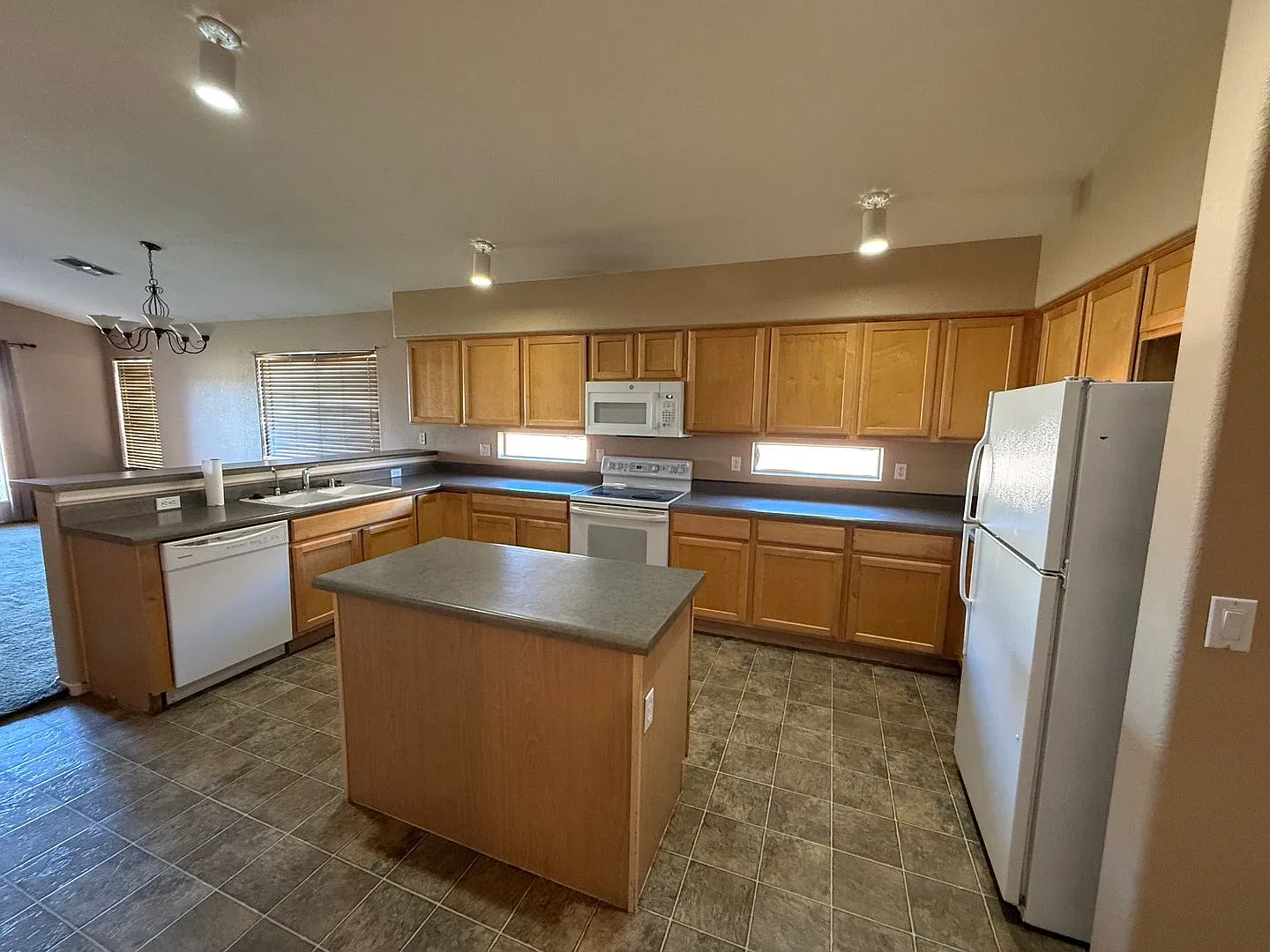 Beautiful 3 Bed, 2 Bath Home In Mesa! — Photo 3
