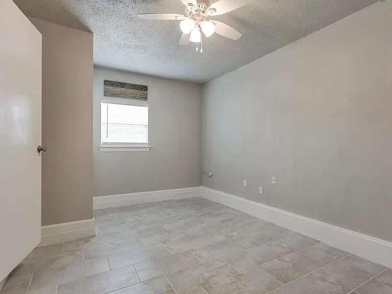 641 SW 15th St — Photo 13