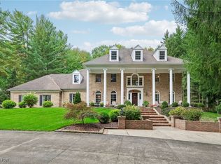 654 Pine Point Dr, Akron, OH 44333