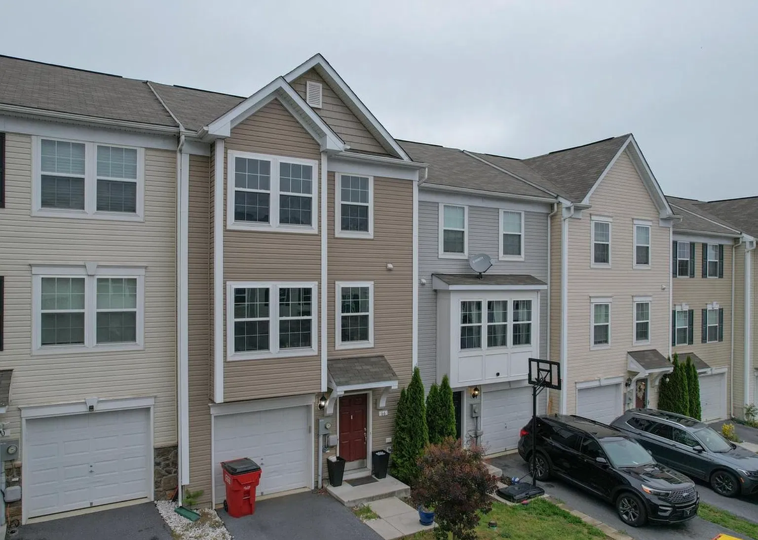 3 bed, 2346 sqft, $1,950 — Photo 2