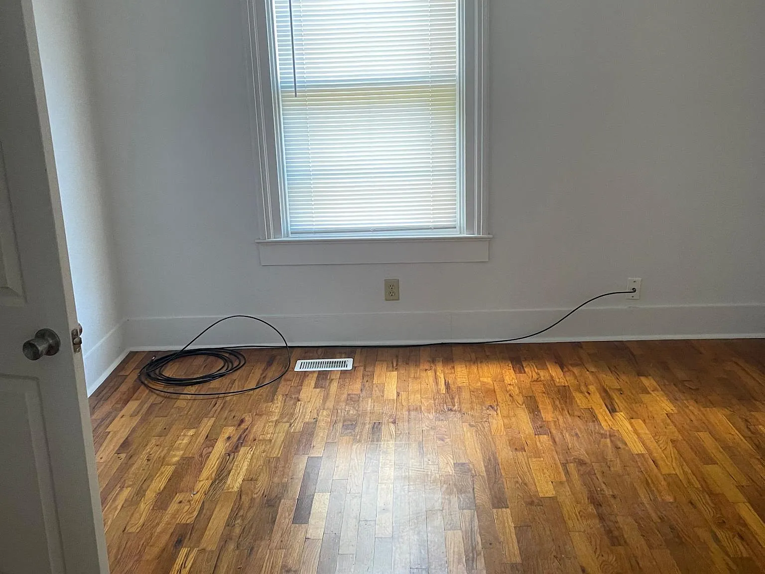 3 bed, 1.5 bath, 1266 sqft, $1,300 — Photo 4