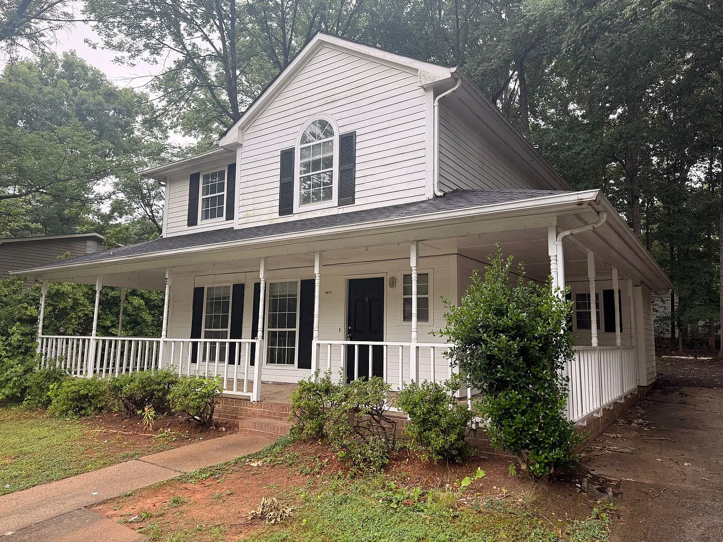 5 Bedroom Home with Extended Driveway! — Photo 2