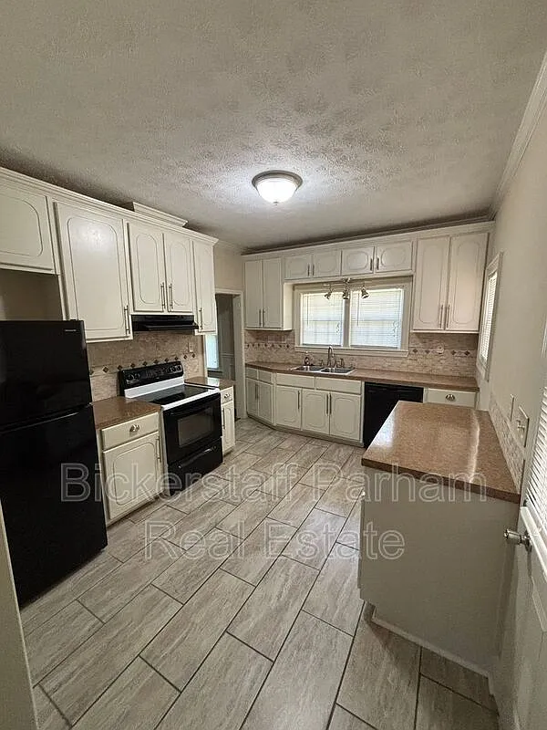 4 bed, 3.0 bath, 2300 sqft, $1,995 — Photo 4