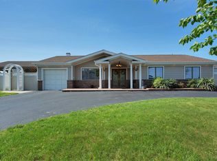 21 Dolphin Ln E, Copiague, NY 11726