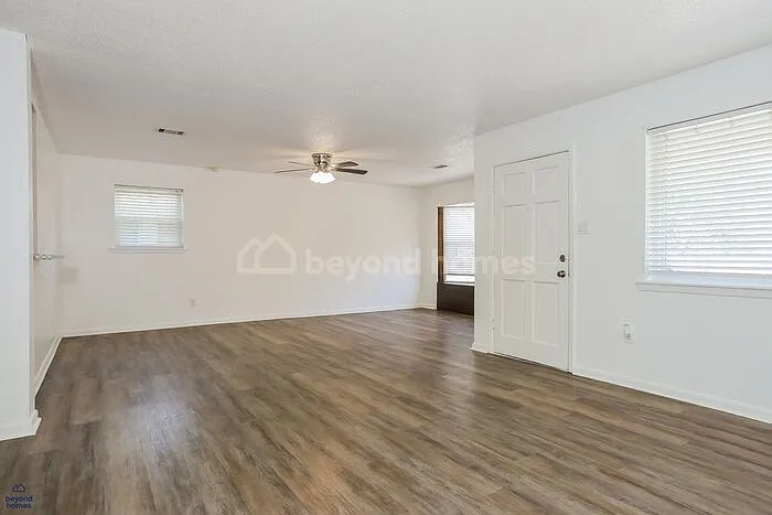 318 Hillwood Dr — Photo 3
