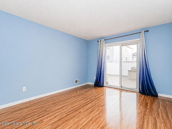 5th image of 742 Maguire Ave