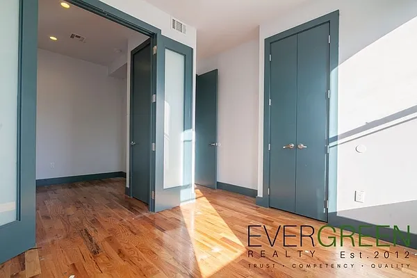 Rented by Evergreen Apartments BK | media 43