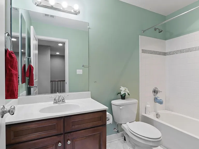 25097 Croxley Green Sq — Photo 14