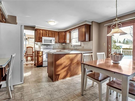 3rd image of 879 Thomas Fox Dr W